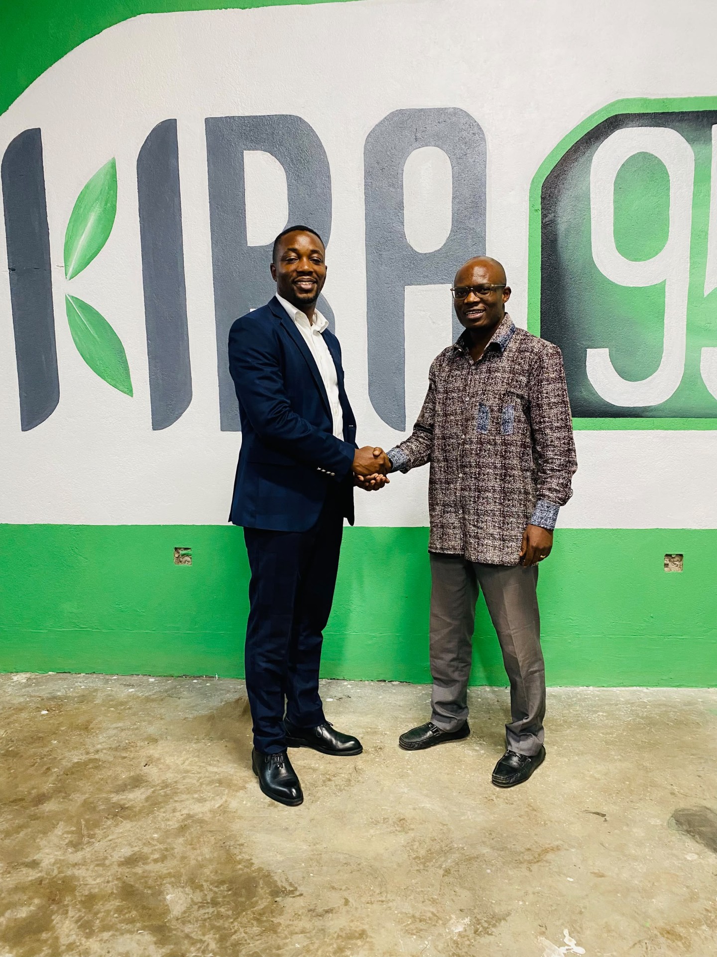Poignée de main lors de la visite de Monsieur Daniel Mukubi au site KIBA Fuel de Goma